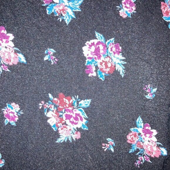 👚(bundle 4 items w/👚for $16) Pullover flowered top - Picture 8 of 8